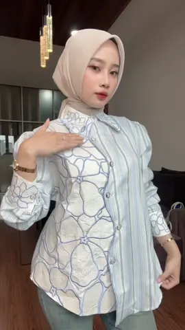 Detail bordirnya halus banget, keliatan mevvah dari dekat 💅 Warna birunya adem, jatuhnya rapi, aura-nya classy parah — Manisnya gak ada obat 🤍  #OOTDHagoo #KemejaKekinian #OutfitCewekKekinian #StripeShirt #OOTDInspo 