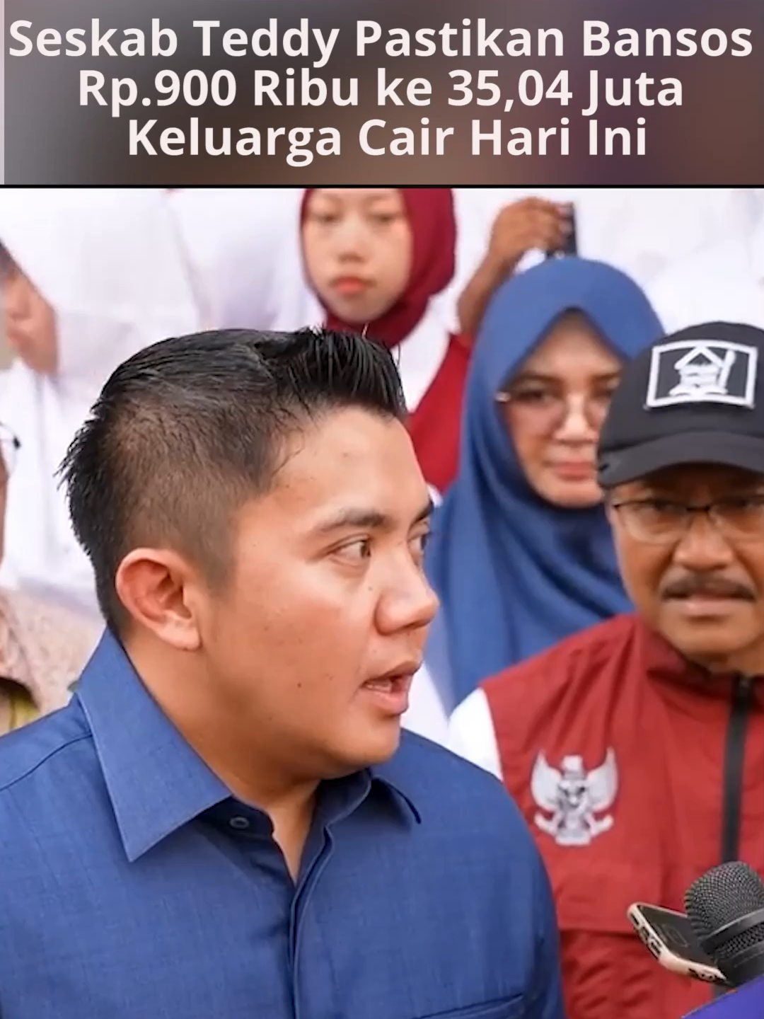 Seskab Teddy Pastikan Bansos Rp.900 Ribu ke 35,04 Juta Keluarga Cair Hari Ini Sekretaris Kabinet (Seskab) Letkol Teddy Indra Wijaya memastikan bahwa program stimulus Bantuan Langsung Tunai Sementara (BLTS) yang akan disalurkan kepada 35,04 juta keluarga penerima manfaat (KPM) akan cair pada Senin (20/10) hari ini. 