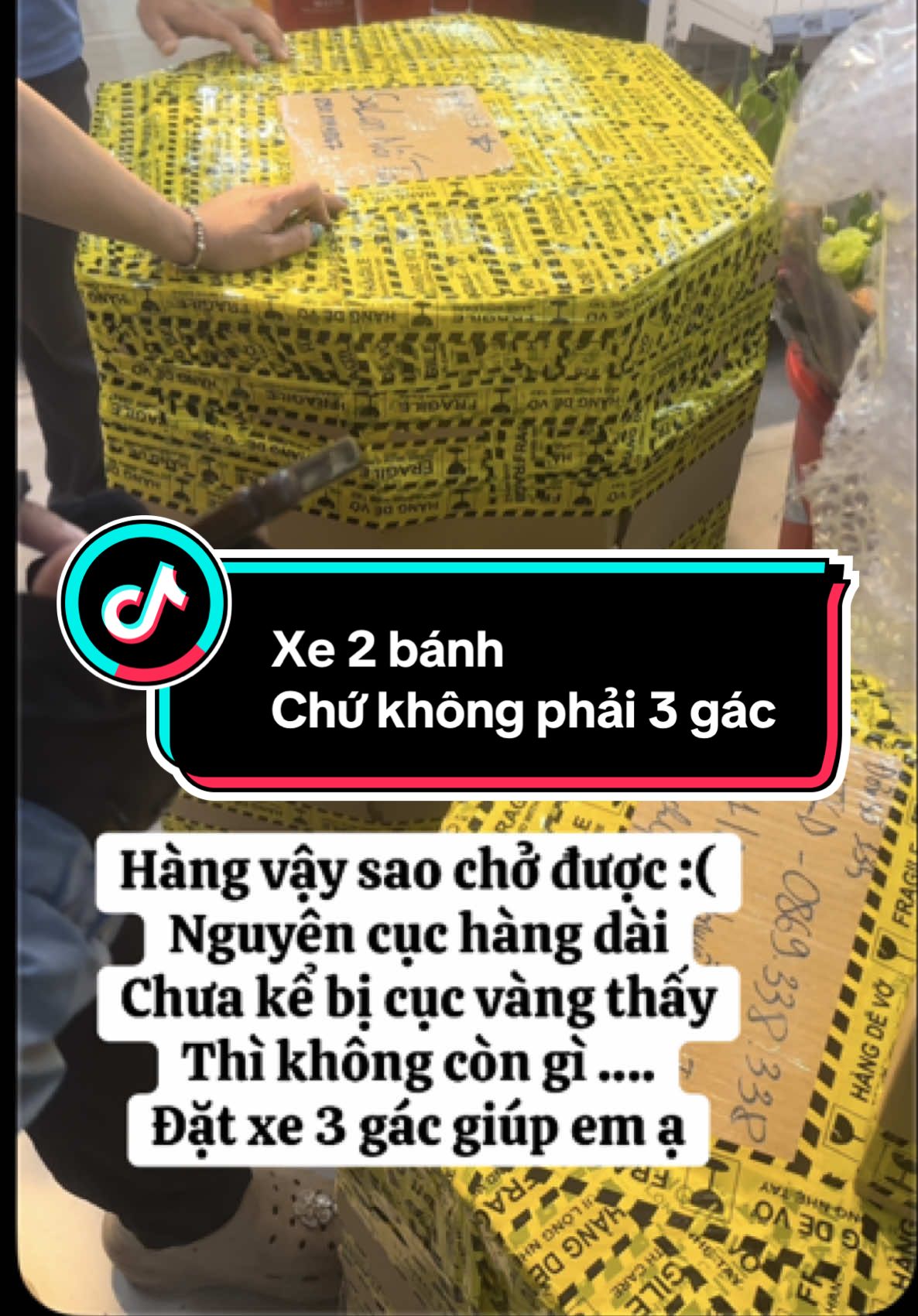 Hôm nay mọi người đặt đơn cỡ lớn rất nhiều nhưng họ chỉ biết đặt và không để ý rằng grab xe 2 bánh chứ không phải xe 3 gác đâu … anh chị ơi đặt xe cũng phải coi lại xem có đúng kích cỡ không chứ em chạy lại mất 2km tốn thời gian công sức lắm #grab #xeomvlog #xuhuong