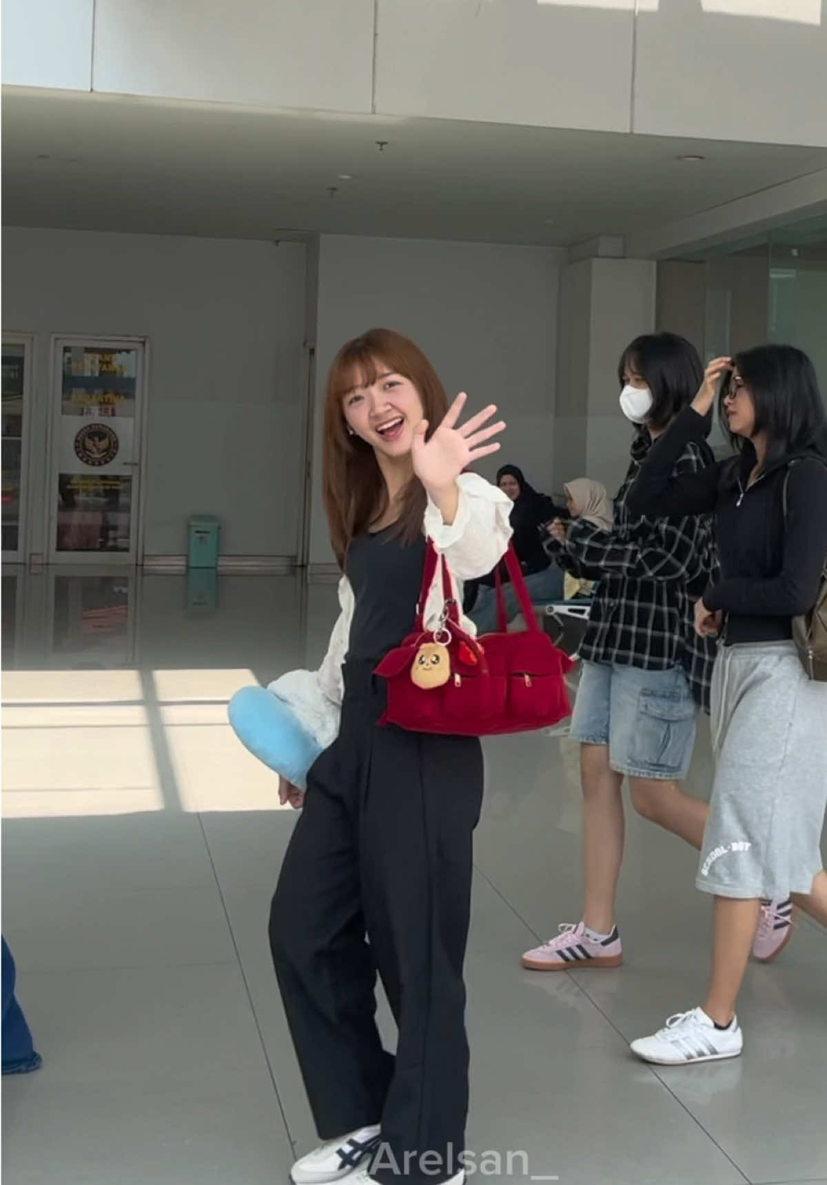 Selamat jalan, sampai jumpa lagi! Safe flight ya! #jkt48 #semarang #offairjkt48 #manoover2025 #manooverundip #trishajkt48 #liajkt48 #nalajkt48 #nachiajkt48 #jessijkt48 #lulujkt48 #levijkt48 #ribkajkt48 #jkt48newera  #jkt48semarang #awancosta