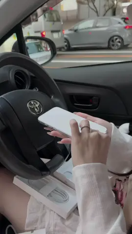 Sống tiết kiệm 28 năm cuộc đời cho đến khi gặp Ck . 😀  Gặp Ck rồi là vẫn tiết kiệm nhưng thích là Ck t bảo: “Mua!!!!”  Vẫn là tiền của mình nhưng giờ lại không thấy tiếc nữa . 😆 #iphone17promax 