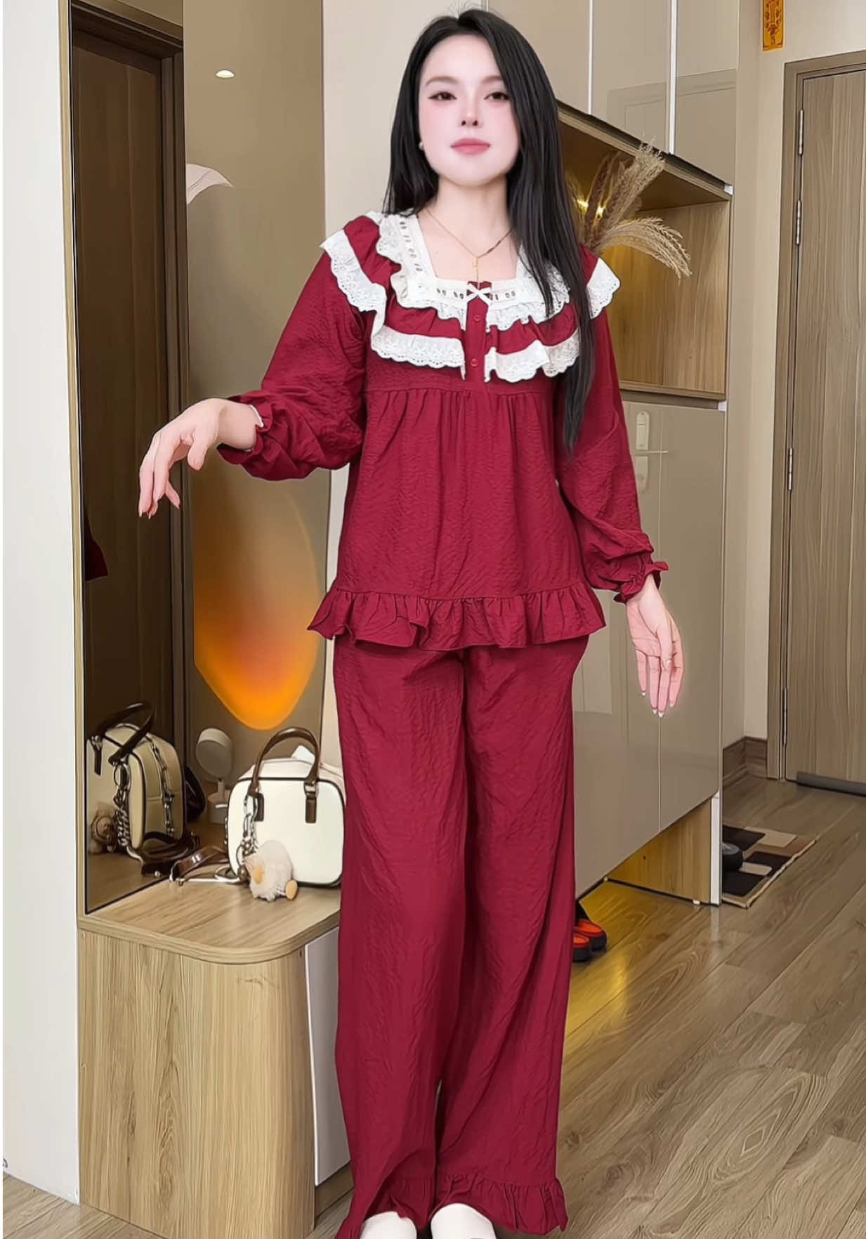 Nay rực rỡ thế nhở. Bộ  ngủ lụa babydoll phối cổ ren diện xinh sang iu chị em ơi  #setbongu #setbonu #setboxinh #donguxinh #donguquyenru
