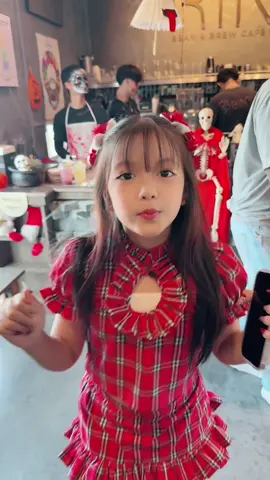 ตอนนี้ร้านคาเฟ่ เริ่มจัด Theme ฮาโลวีนกันแล้ว วันนี้ไม่ได้เตรียมตัวแต่งผีมา แต่รีวิวของกินที่เป็น Theme ฮาโลวีนแทนนะคะ👻👻 #น#น้องเวียงพิงค์ที่รัก😍น#น้องเวียงพิงค์