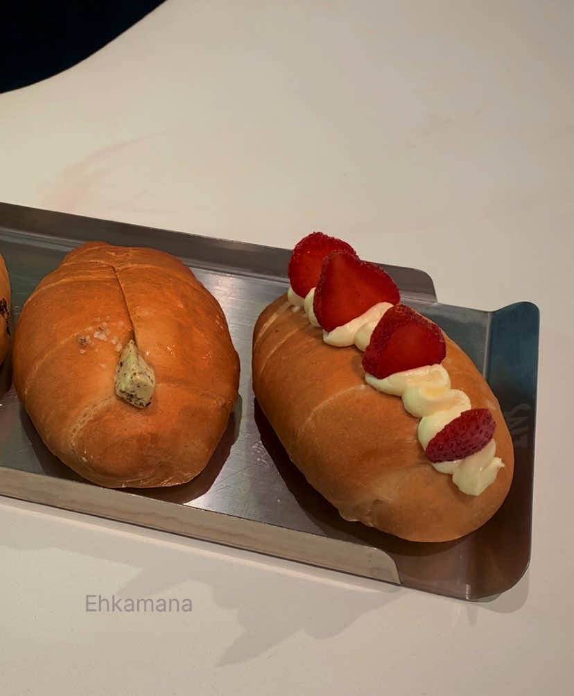 Wajib banget coba yang Truffle butter-nyaa 😍🤌🏻 📍Salt Saltbread  Jl. L. L. R.E. Martadinata No.118, Merdeka, Kec. Sumur Bandung, Kota Bandung, Jawa Barat 🕰️08.00-22.00 💰Start from 12K #salt #saltbread #saltbreadbandung #kulinerbandung #bakerybandung 