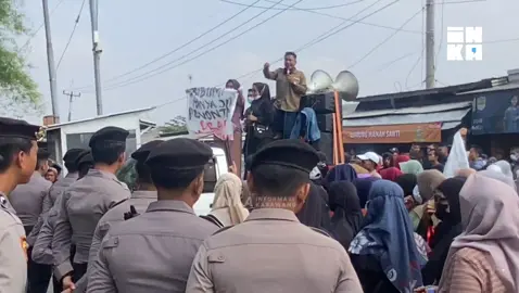Ratusan emak-emak di Karawang, tepatnya di Desa Sumurkondang, Kecamatan Klari, menggelar unjuk rasa di depan PT MIM, Senin (20/10/25). Mereka menuntut anak-anak mereka diterima kerja di perusahaan tersebut. Aksi demo ini juga merupakan bentuk protes karena perusahaan diduga lebih memprioritaskan warga luar Karawang untuk diterima kerja.