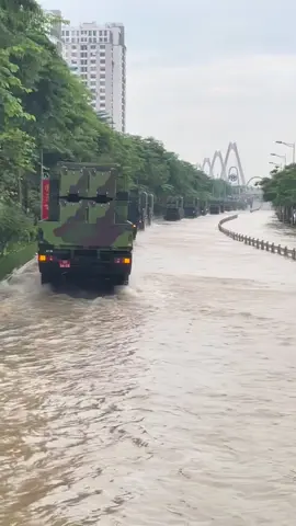 Cùng xem Xe Đặc chủng lội nước hỗ trợ nhân dân vùng ngập lụt. Còn ai còn dư âm của A80 ? #dankhitai 