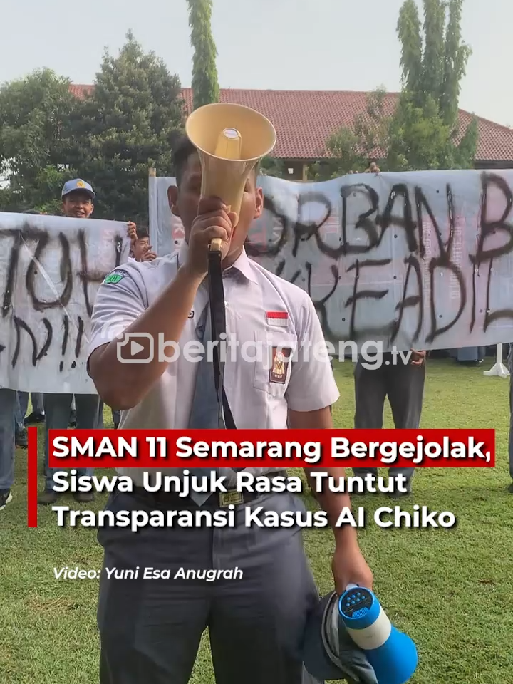 SMAN 11 Semarang Bergejolak, Siswa Unjuk Rasa Tuntut Transparansi Kasus AI Chiko Ratusan siswa SMA Negeri 11 Semarang menggelar aksi unjuk rasa menuntut transparansi dan tanggung jawab kepala sekolah terkait kasus konten tidak senonoh berbasis AI yang melibatkan Chiko Radityatama Agung Putra, alumni sekolah tersebut. Dengan membawa poster dan berorasi di halaman sekolah, para siswa menyuarakan kekecewaan mereka terhadap sikap pihak sekolah yang dianggap menutup-nutupi proses klarifikasi. Aksi damai yang dipimpin siswa kelas XII, Albani Telanai, itu berlangsung penuh emosi. Ia menilai kepala sekolah seharusnya membuka forum klarifikasi secara transparan, bukan dilakukan tertutup tanpa saksi. Albani juga menyoroti sikap sekolah yang dinilai mengabaikan kehadiran media dan menunda tindakan hingga mendapat perhatian dari dinas terkait. Para siswa menuntut agar proses klarifikasi terhadap Chiko diulang secara terbuka dan sesuai kesepakatan awal. Mereka berharap kepala sekolah turun tangan langsung memberikan penjelasan agar kepercayaan siswa dapat pulih. Teriakan “usut tuntas” terus menggema sepanjang aksi hingga pihak sekolah akhirnya menerima orasi dan membuka mediasi bersama perwakilan siswa. Mediasi kemudian melibatkan Dinas Pendidikan dan Kebudayaan Jawa Tengah (Disdikbud Jateng) serta DP3AP2KB untuk mencari solusi terbaik. Sekretaris Disdikbud Jateng, Syamsudin Isnaini, memastikan pembelajaran tetap berjalan kondusif dan mendukung pendampingan psikologis serta hukum bagi para korban, baik siswa aktif maupun alumni. Syamsudin menegaskan bahwa proses hukum terhadap kasus tersebut masih berlangsung dan meminta semua pihak menahan diri agar penanganan berjalan objektif. Sebelumnya, kasus ini mencuat setelah video permintaan maaf Chiko beredar luas di media sosial. Dalam video itu, Chiko mengakui telah menggunakan teknologi AI untuk membuat konten yang mencatut nama sekolahnya dan menyampaikan penyesalan atas perbuatannya. #beritaindonesia #viralindonesia #beritajateng #viralbanget #beritaviral #indonesia #jatenggayeng #semarang #beritanasional #infoindonesia #viralpost #infofakta #infoterupdate #beritaterupdate #beritatiktok #semarang24jam #jawatengah