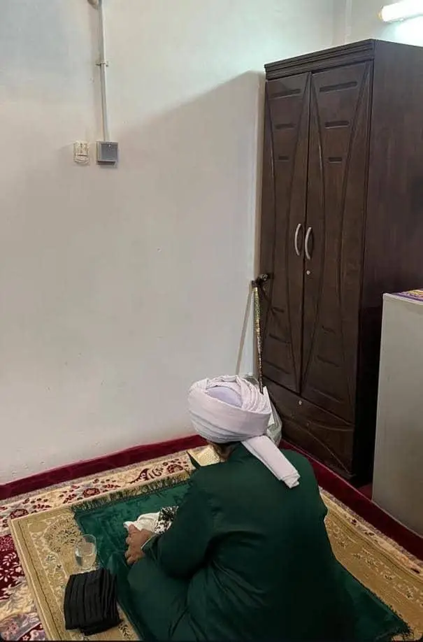 Duduk lah dimanapun, tertibnya tak berubah seperti di darul musthofa, dengan membaca wirid