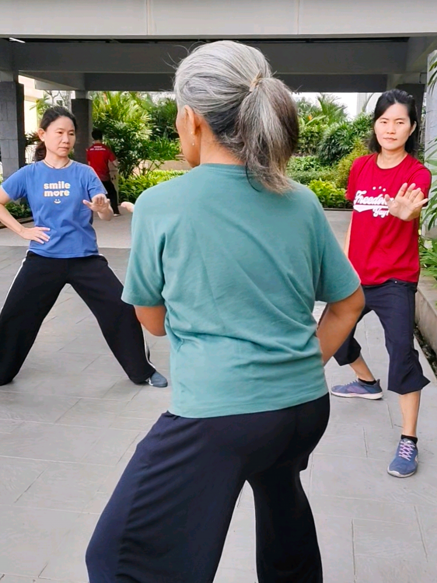 Hong style,  Hand opening, basic foundation skill.  Coiling / winding out.  Power from the ground to the fingertips. @Mleo @essy.limastuti @ani @suhendro583 @neijialove #hongtaijiquan #hongchuantaichi #hongpaytaijiquan #hongstyletaichi #jinforce 