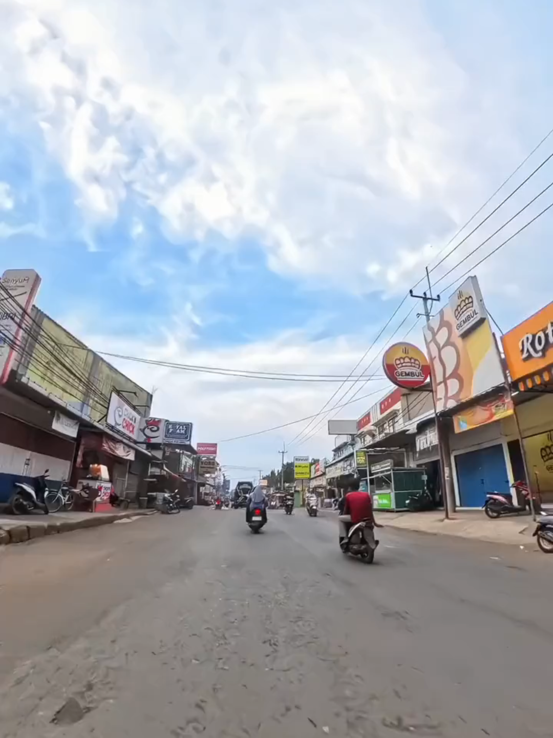 Maaf guys jarang upload. Lg di fase bosen konten gitu2 aja. Harus berinovasi ini mah, kira2 ngonten apa ya yg masih se konsep sama motovlog cirtim ? Apa di perluas nih sama kuningan cirebon majalengka ?#cirebon #timur #cirebontimur #Lemahabang #fyp