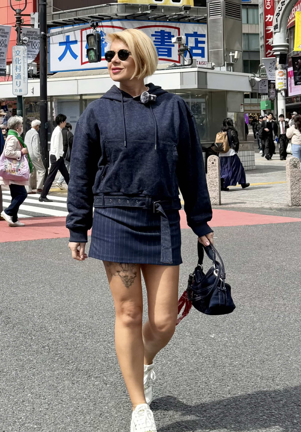 🎌 Japonya’da elektronik alışverişi yaparken dikkat etmeniz gerekenler: MUTLAKA KAYDEDİN! 🛍️ Tokyo’nun en büyük elektronik alışveriş merkezi Yodobashi Akiba’da alışveriş için bilmeniz gereken birkaç önemli detay var 👇 📷 Yodobashi Camera, Japonya’daki elektronik ürünler satan büyük mağazalar zincirinin adı. Yodobashi Akiba ise bu zincirin Akihabara’daki amiral gemisi mağazası. 💳 Tax-free: Japonya’da alışverişin en güzel yanı %10 vergi indiriminin kasada direkt fiyattan düşüyor oluşu. Tax-free için pasaportunuzu göstermeniz yeterli, pasaportunuz hep yanınızda olsun😉 ‼️Japonya vergi sisteminde 1 Kasım 2026’dan itibaren değişiklik olacak. O tarihten sonra vergi indirimleri mağazada değil, havaalanında iade şeklinde yapılacak; acele edin.  🔌 Japonya’daki voltaj Türkiye’den farklı ve prizler iki ince uçlu! Bu yüzden adaptör veya dönüştürücü gerekebilir. ⚡️Bazı ürünlerde (örneğin saç şekillendiriciler, kahve makineleri, tıraş makineleri) sadece Japonya içinde çalışacak şekilde üretilmiş versiyonlar olabilir🥹 Örneğin yanımızda götürdüğümüz saç kurutma makinemiz otelde çok düşük güçte çalıştı, boşuna yanımda götürmüşüm dedim🤷‍♀️ 📲Biz gittiğimizde iPhone 17 henüz çıkmamıştı ama güncel fiyatlar şöyle:  iPhone Air 256 GB ¥159.800 (vergi indirimi ile 40.000 TL) iPhone 17 Pro 256 GB ¥179,800 (vergi indirimi ile 45.000 TL) iPhone 17 Pro Max 256 GB ¥194,800 (vergi indirimi ile 48.750 TL) 🕗 Açılış Saatleri: 09:30 – 22:00 📍Konum: 1-1, Kandahanaokacho, Chiyoda-ku, Tokyo (uygulamalarda bu adres ile bulabilirsiniz)  Ⓜ️En yakın durak: JR Yamanote Line, Akihabara Station ❤️🎌 Yeni Japonya keşifleri ve çok daha fazlası için takip etmeyi unutmayın! ❤️😍 Detaylı ve uzun videolarımı da profilimdeki linkten mutlaka izleyin🥳 🤗 Seveceğini düşündüğünüz arkadaşlarınıza gönderin❤️ Peki siz Japonya’dan ne almak isterdiniz?😉 reklam #japonya 