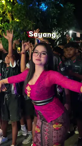 puenak des🤩💃🔥 @desitaaptri🚩 #karnavalsuratmojokediri #dancer #fyp #karnavalsoundsystem #kediri24jam @XSAN @CASPER 