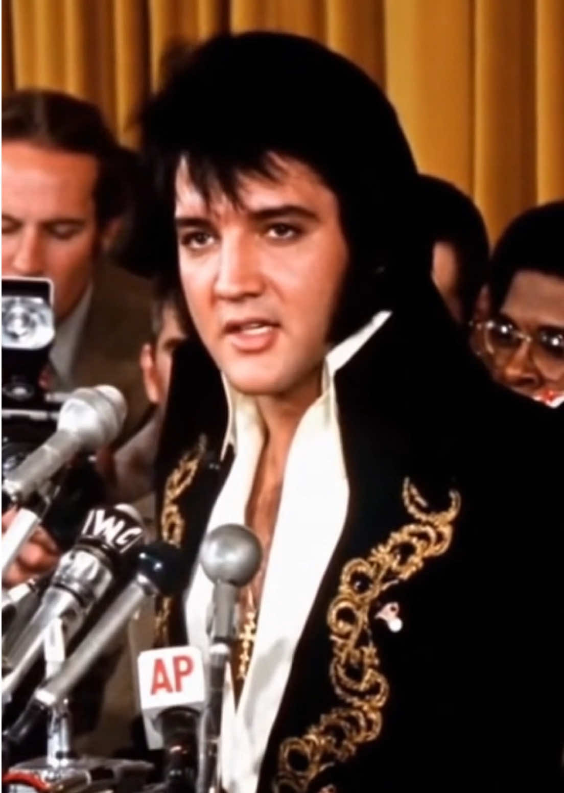 Elvis Presley talks to the press about the no Kings protest 