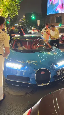 Đàn ông lái Bugatti khác hẳn, mỗi lần đều dẫn theo nữ khách mời đỉnh cao #bugattichiron 