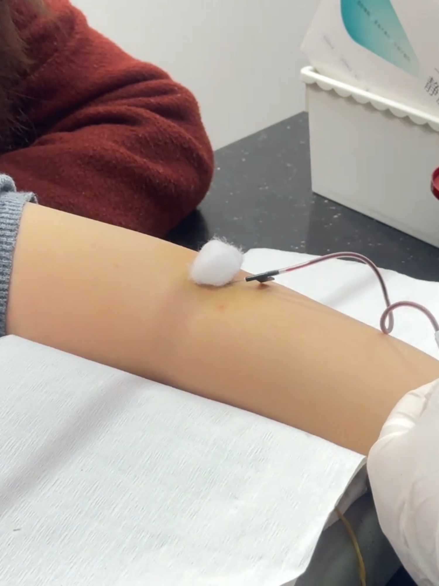 Witness the incredible skill! ✨ This nurse's 