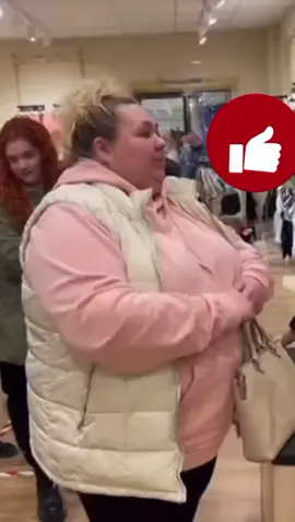 Я бы хотела посмотреть купальный костюм который бы мне подошёл.