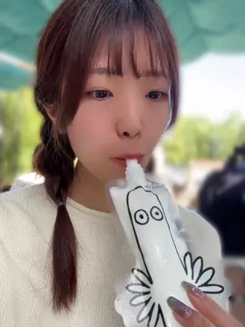 昔ニョロニョロのタピオカ買ったら貰えるやつみんなでペンにつけてたの懐かしい☁️🫧🦴 #ムーミンバレーパーク #ニョロニョロアイス #三つ編みツイン 