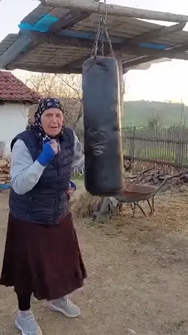 Vjehrra tu ushtru mi rreh rejat 🤣 #fyp #foryoupage #shqiptaretneperbote🇦🇱🌍 #goviral 