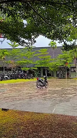 setelah di hukum guru trus setelah itu hujan kita buatin ajak cinem motor temen yg sndirian tapi ganteng cok walaupun kek gitu 😜🤙#fyp #foryou 