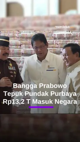 Presiden Prabowo Subianto menyaksikan penyerahan uang pengganti kerugian negara senilai Rp13,2 triliun dalam perkara ekspor crude palm oil (CPO) dan turunannya, Senin (20/10). Dalam momen tersebut, Prabowo tampak memberi tepuk tangan saat Jaksa Agung St. Burhanuddin menyerahkan simbolis uang pengganti kepada Menteri Keuangan Purbaya Yudhi Sadewa, Prabowo pun sempat menepuk pundak Purbaya. #Merdekadotcom #PresidenPrabowoSubianto #MenkeuPurbaya #PurbayaYudhiSadewa #UangPenggantiKerugianNegara
