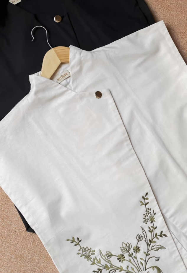 Black yang bold atau Ivory White yang soft? #outervest #outerlinen 