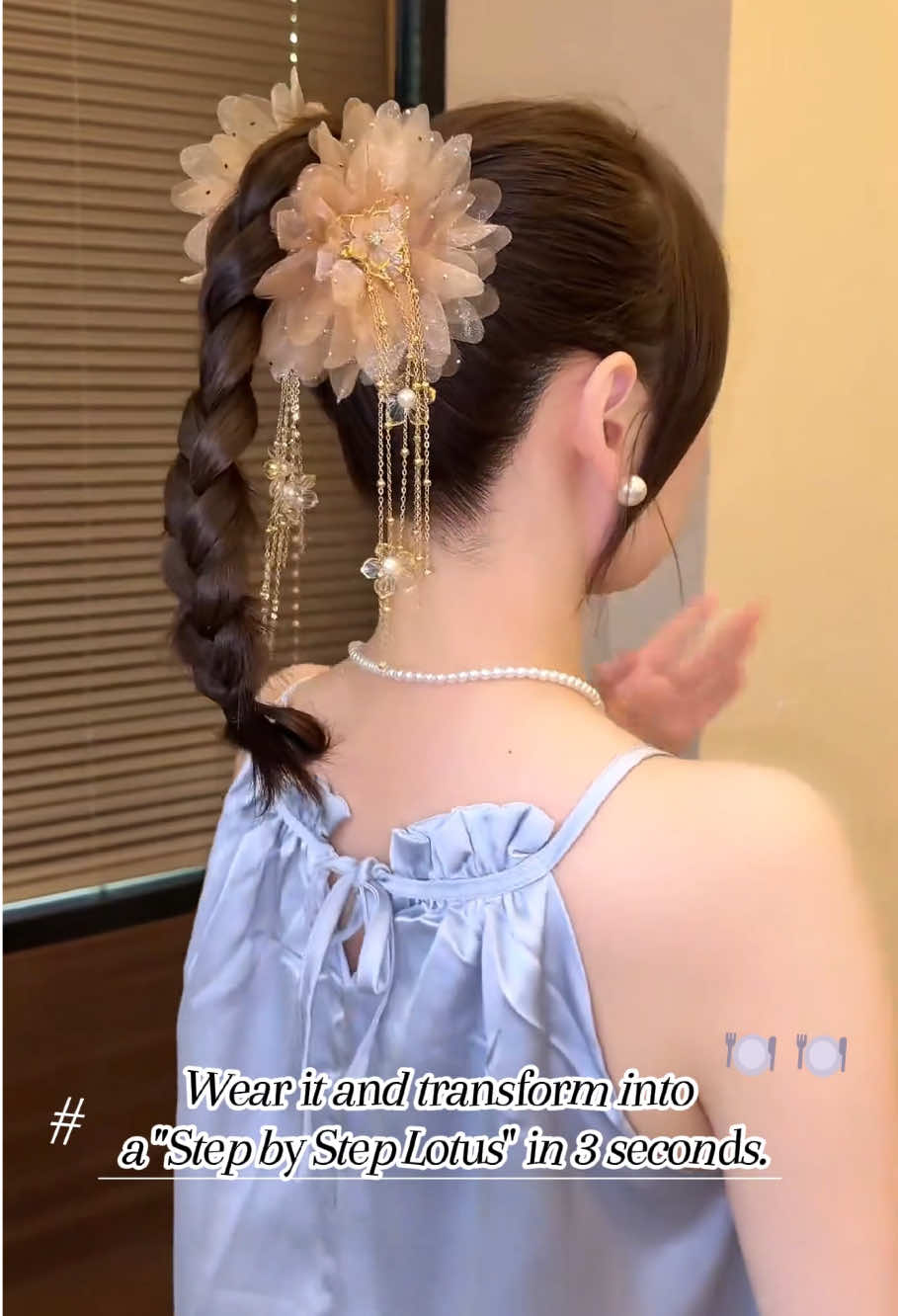 Lotus-claw clip: petals bloom quietly above your nape, golden tassels drip like morning dew and chime with every step. Oversized spring grip locks in the thickest hair; lift your head and soft light kisses your profile. Office-day gentle, date-night ethereal—clip once, become the white-moonlight memory.#hairstyle #hairband #tiktok 
