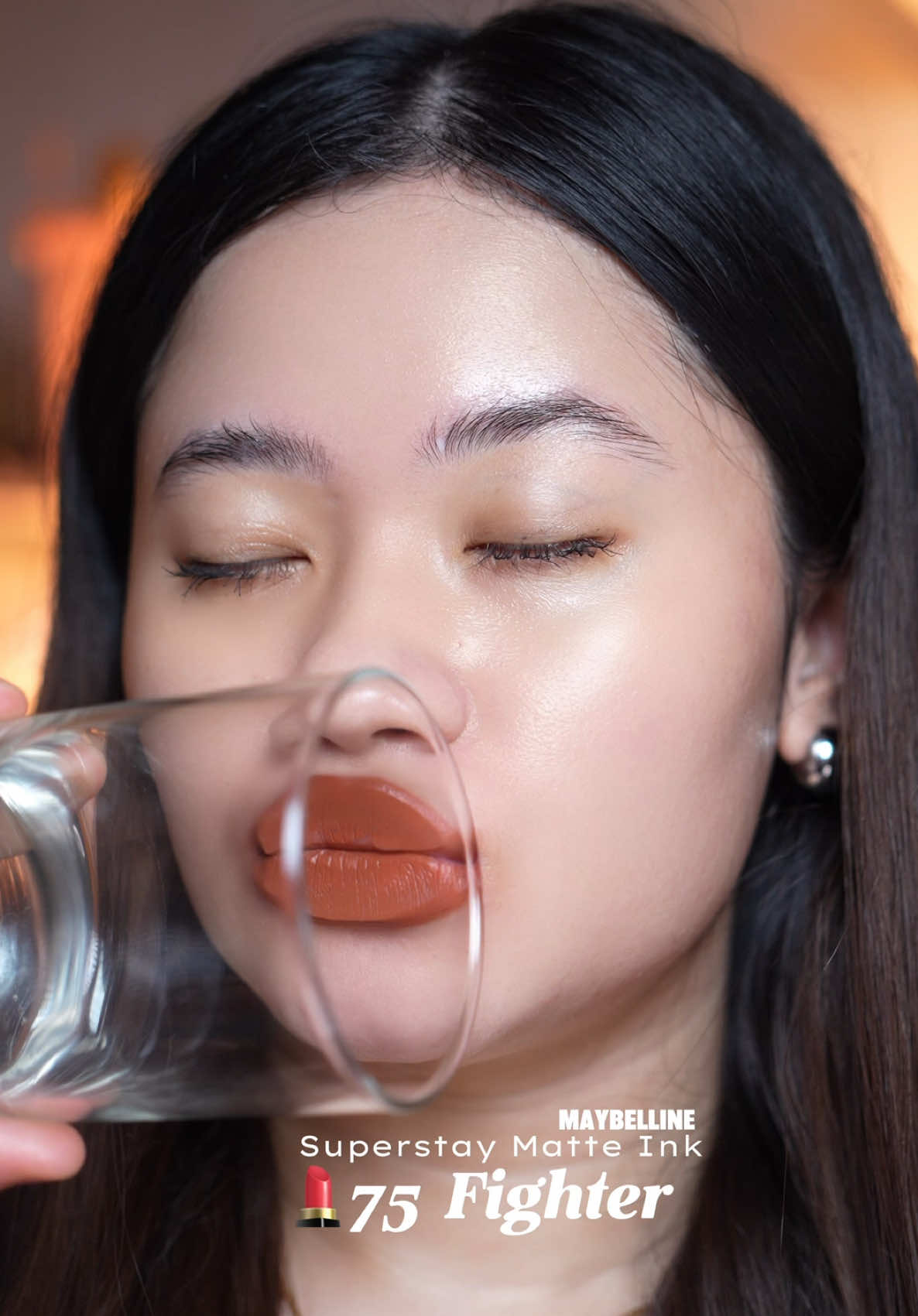 Warna coklat orange cocok banget buat sawo mateng & bagus juga di kulitku kuning langsat, sahade cakep anti pucet 75 Fighter dari Maybelline Superstay Matte Ink #maybelline #lipmatte #75fighter #wearemaybelline #maybellinesuperstaymatteink 