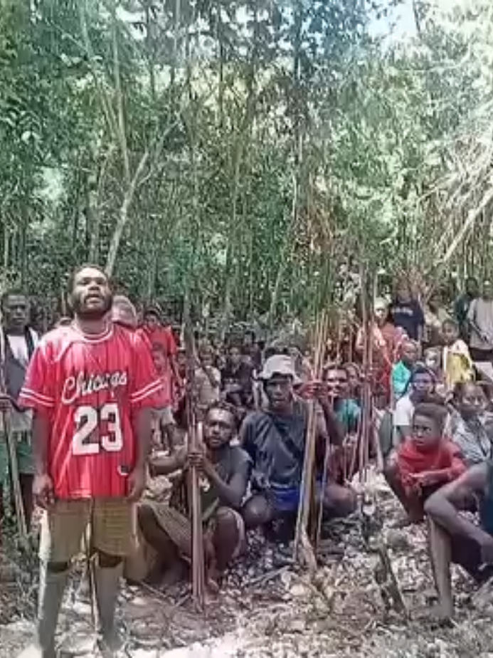 KNPB News : Pernyataan perwakikan  Pengungsi , Gereja, Guru, dan Masyarakat  dari dua distrik Moskona Utara dan Moskona Utara jauh , mendesak penarikan Militer Indonesia dari Moskona , Teluk Bintuni pada 11/10/2025   Pernyataan disampaikan oleh perwakilan salah satu pengungsi , dalam pernyataan tersebut menyatakan bahwa “Pada 11 Oktober 2025 , pukul 11. 00 wp. Kami masyarakat distrik Moskona Utara dan Moskona Utara Jauh , saat ini kami mengungsi dan berada didalam hutan , kami meminta Bupati, Dpr Kepala Distrik untuk segera Tarik Kembali TNI yang ada di Distrik Moskona Utara, sehingga masyarakat yang saat ini mengungsi ada di hutan bisa Kembali ke Kampung , kami dari Pihak Sekolah , Gereja , maupun masyarakat semua saat ini ada di tengah Hutan , kami minta untuk pemerintah segera tarik TNI Kembali ke kota , dalam hal ini Bupati , DPR,Kepala Distrik dan juga kami meminta Palang Merah PBB untuk segera turun di tmpat pengungsian” Deskan kemanusiaan juga disampaikan oleh Pengurus Gereja Santo Yohanes Rasul Inofina, dalam penjelasaanya menyampaikan bahwa “ kami semua umat pada hari sabtu , kejadian penembakan kita semua lari dan tinggalkan Gereja , kami minta dari Umat di Paroki Andarias san Keuskupan Manokwari Sorong desak pemerintah Kabupaten Teluk Bintuni , desak utnu aparat yang ada di Moskona Utara harus pulang Kembali  ke kota. Dan ke dua kami minta harus palang merah PBB harus turun ke titik pengungsian yang ada , karena kami tinggalkan Gereja, tidak ada aktivitas . kami minta harus palang merah PBB harus turun dan lihat di semua titik yang ada melihat kondisi dan keadaan kami. Jika merka tidak turun kami akan mati di hutan  ” ucapnya  Ditambahkanjua oleh perwakilan masyarakat pengungsi bahwa “ keseluruhan masyarakat menderita di pengungsian, di hutan tidak ada makanan minuman, kami lari tanpa apa-apa kami jalan dan tdur begitu saja di hutan-hutan , jadi kami minta dari Pemerintah , pemerintah distrik, maupun kabupaten untuk segera kasih bubarkan TNI yang ada di Moskona Utara. Kalo tidak kasih pulang maka kami Rakyat akan mengungsi di hutan terus ” . Pernyataan juga dsampaikan oleh perwakilan guru-guru dari sekolah- sekolah  salah seorang tenaga yang mengungsi bahwa “ saya minta supaya pemerintah distrik , trus pihak sekolah , kepala sekolah , desak untuk dinas Pendidikan dan pemerintah kabupaten Teluk Bintuni segera kasih keluar keamanan ( TNI ) yang ada di Moskona Utara, karena sementara ini saya denganberapa siswa yang mengungsi di hutan , sehingga segera supaya kasih keluar mereka dari Moskona Utara supaya ami punya aktivitas mengajar dan belajar Kembali seperti bisa ”tutpnya  Pernyataan sikap desakan oleh guru-guru, Gerja,dan masyarakat ini disampaikan karena aparat militer Indonesia yang berada di Moskona Utara melakukan Intimidasi dan terror hal ini membuat masyarakat merasa tidak aman dengan kehadiran dan keberadaan militer Indonesia di Moskona Utara dan mendesak untuk segera menarik semua Pasukann Militer Indonesia ( TNI ) yang ada dan melakukan operasi-operasi di Distrik Moskona Utara, Teluk Bintuni .  #advokasi #kemanusiaan #humanright #pengungsi #telukbintuni     Papua Insight Free West Papua Campaign Poland LBH Papua Amnesty International Human Rights Watch Tempo Media Al Jazeera English @mountainsounds3 