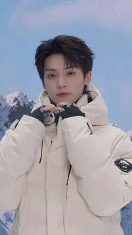 百“变”梓渝，限时登场！ 潮流随心搭，风格不设限~ 打破季节穿着框架， 让先锋态度与实用保暖， 碰撞出双重火花！ 和鸭鸭品牌先锋代言人@ziyu0706 百“变”冬日！ #YAYA鸭鸭品牌先锋代言人梓渝 鸭鸭中国第一件羽绒服的制造者 天冷了就穿鸭鸭 鸭鸭羽绒服 ​​​