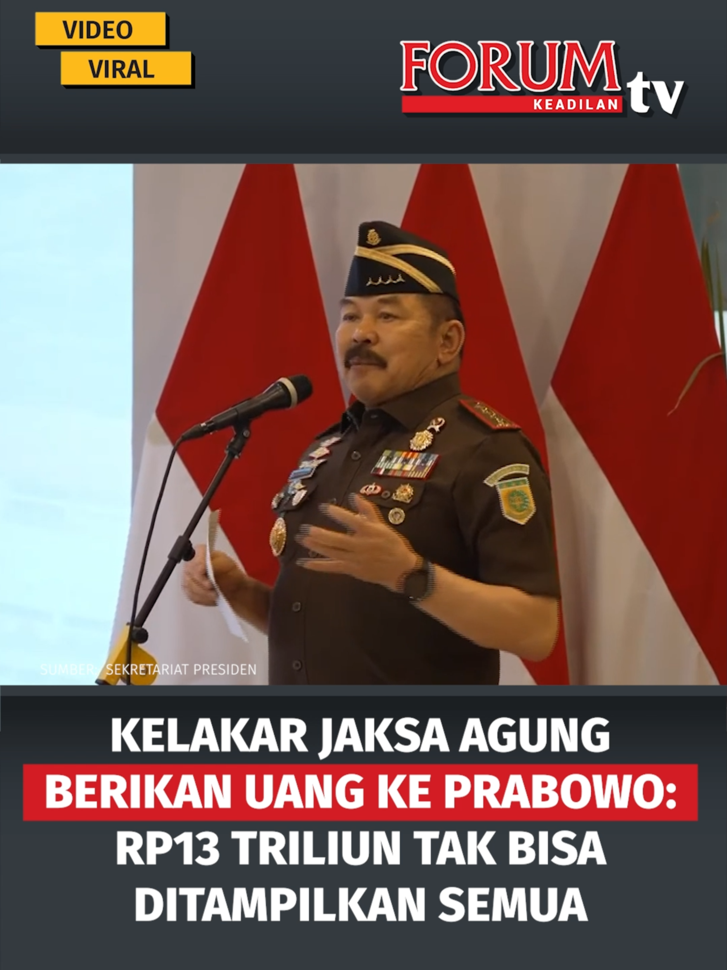 Jaksa Agung Sanitiar Burhanuddin berkelakar saat menyerahkan uang Rp13,2 triliun dari kasus ekspor crude palm oil (CPO) ke Presiden Prabowo Subianto. Ia menyebut bahwa uang sebanyak itu tak bisa dihadirkan semua di Gedung Utama Kejaksaan Agung. Adapun penyerahan uang tersebut diberikan dalam momen perayaan satu tahun pertama pemerintahan Presiden Prabowo Subianto dan Wakil Presiden Gibran Rakabuming Raka yang jatuh pada hari ini, 20 Oktober 2025. Baca lainnya di forumkeadilan.com #forumkeadilan #kejaksaanagung #jaksaagung #sanitiarburhanuddin #prabowosubianto #gibranrakabumingraka #uangsitaan #kasusminyakgoreng #eksporCPO #korupsiCPO #pemerintahprabowo #setahunpemerintahan #beritaterkini #forumkeadilancom