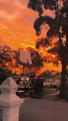 JIKA ADA YANG LEBIH INDAH DARI SENJA MUNGKIN ITU SENYUMMU@Lyy 🤍 #foryoupage #4upage #senjavibes #4youpage #fyppppppppppppppppppppppp 