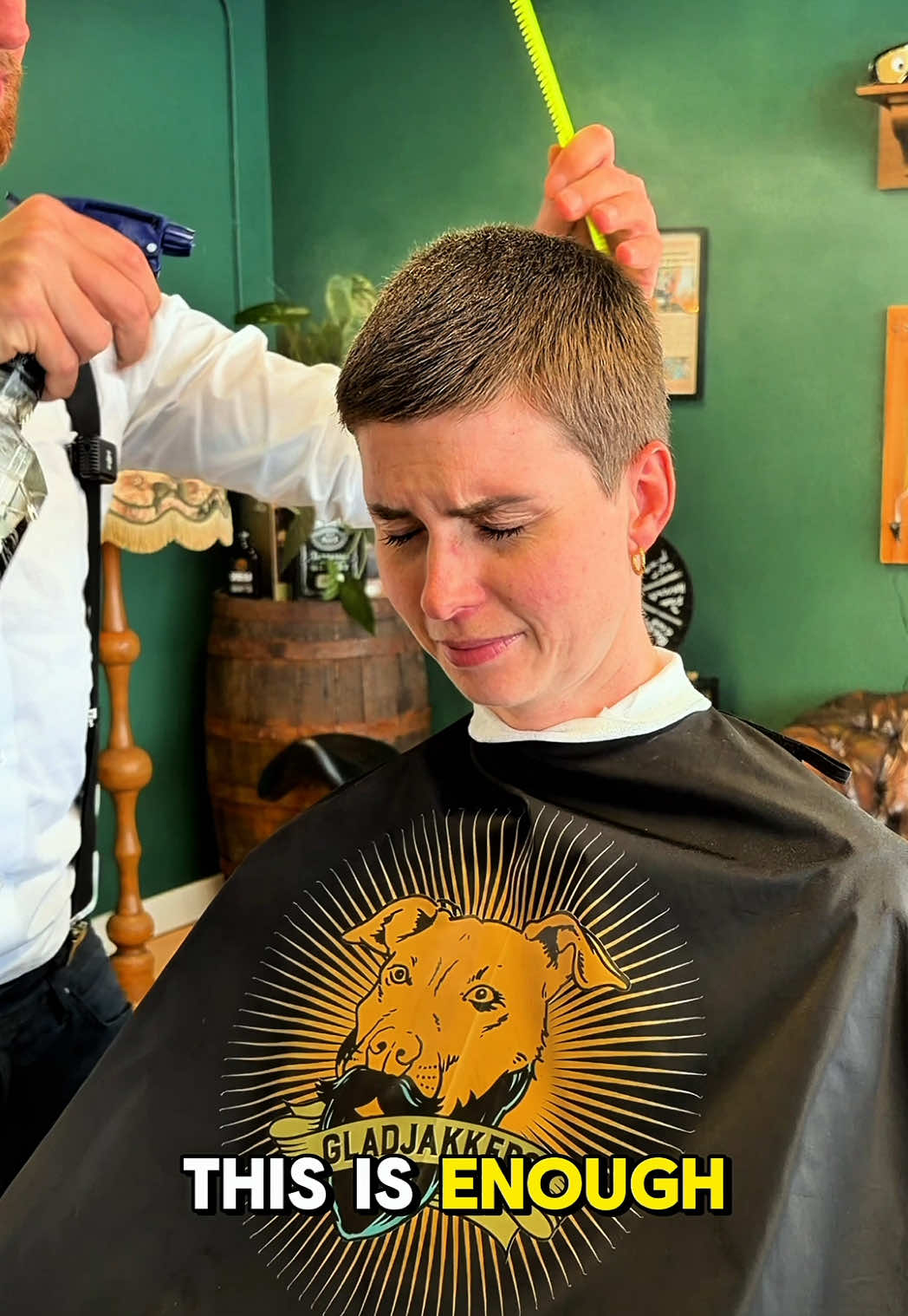 I swear I just wanted to wet the hair a little 💧 Myrthe ended up drenched but still smiling 😂 #shorthair #haircutfun #funnyvideo #barbershop #fyp 