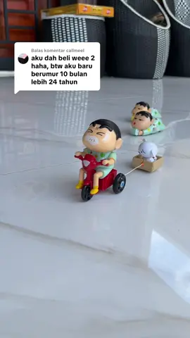Membalas @callmeel POV: niat beliin buat anak, eh malah emak papanya yang ngakak duluan 🤣 Shinchan lucunya gak nahan 😭 Harganya cuma dua puluhan ribu tapi bikin satu rumah ketawa semua 🥹💃🏻 #mainanshinchan #mainanlucu #mainanviral #mainananak #shinchanlover