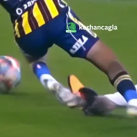 Hala penaltı değil diyenlere yollarsınız 👋 Darbenin şiddetiyle ayağın savrulmasının en net görüntüsü 👍🏼 #fenerbahçe 