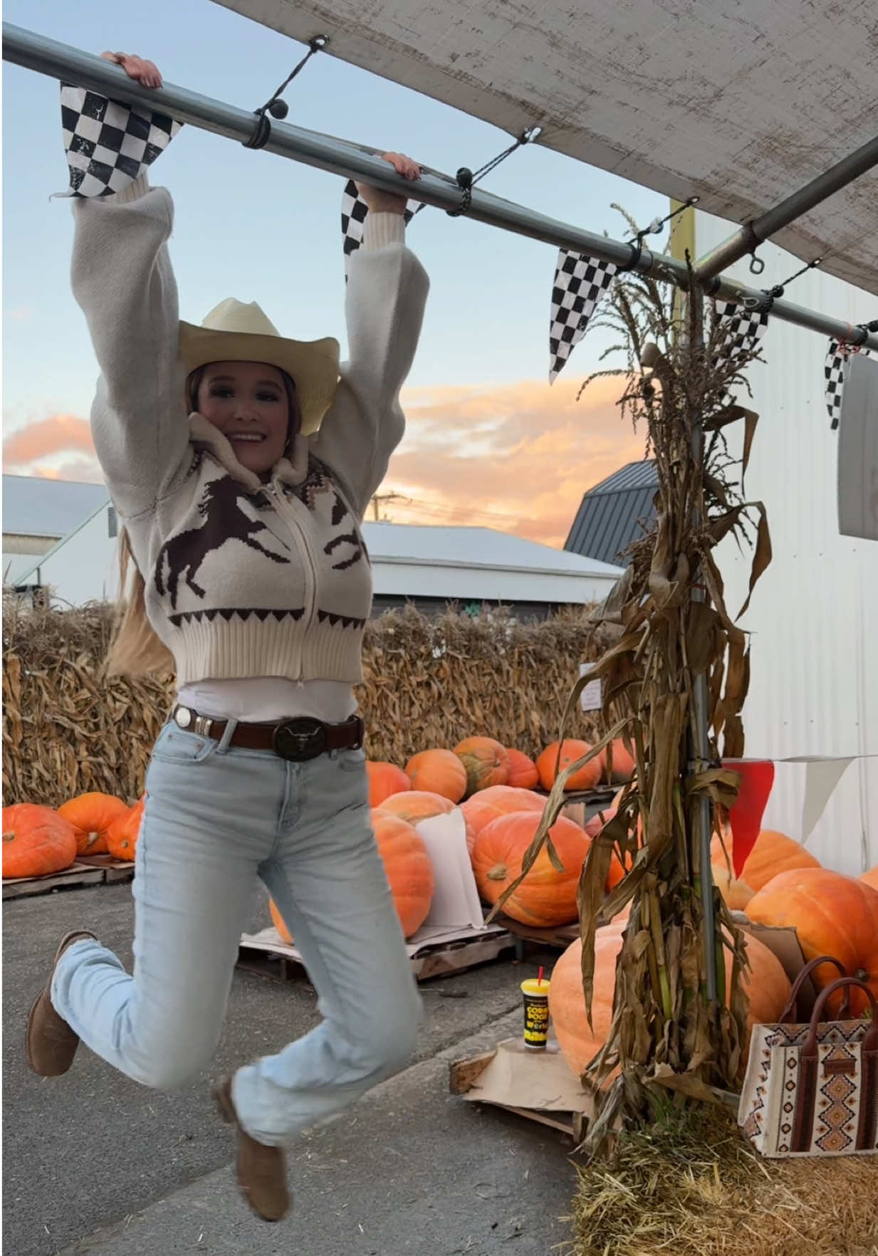 how tf do you guys do it with one hand 😩🫠 #mauiwowie #trend @KidCudi #kidcudi 