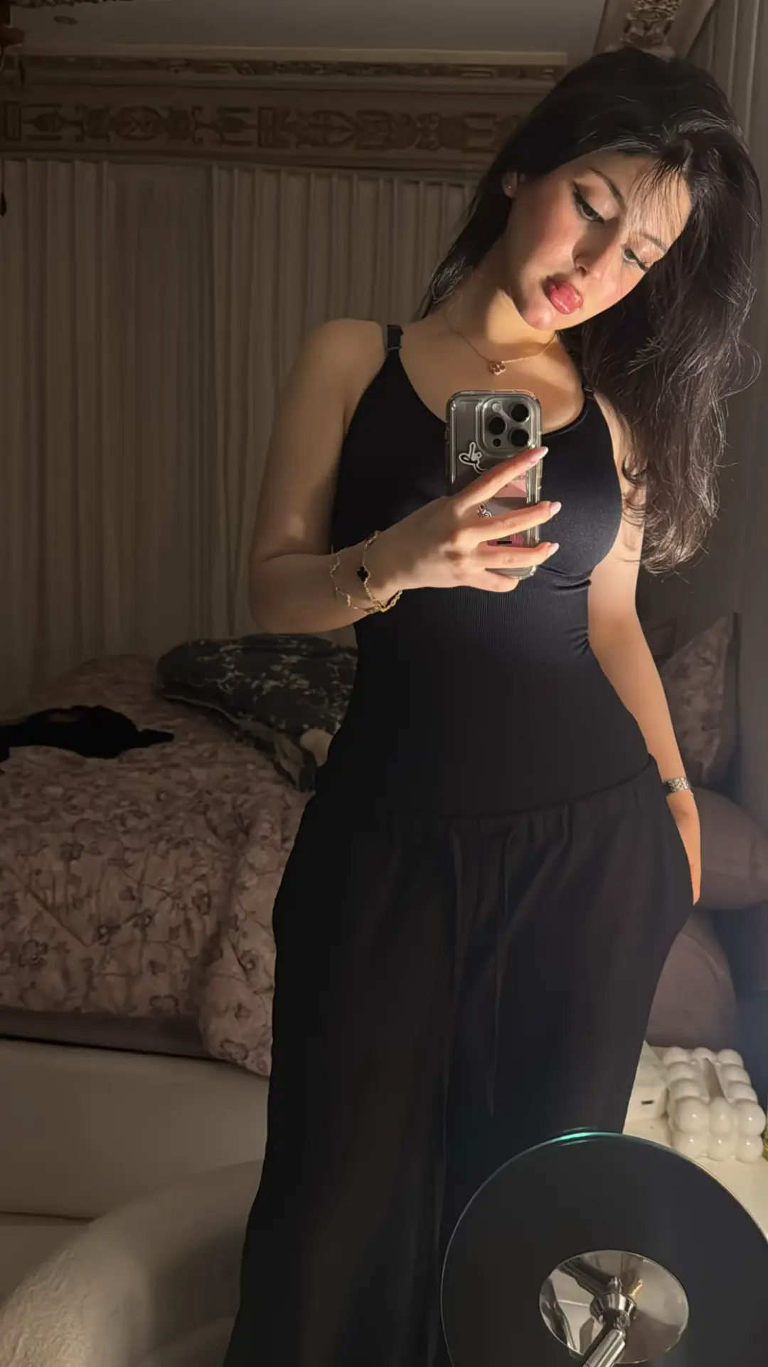 حدك هنا لاتقربي مني انا اللّٰه خلقني حر مهما ظروفي تمر ومهما لقيت صدور ابقى انا الموعود ما أبين يائسي والمنى