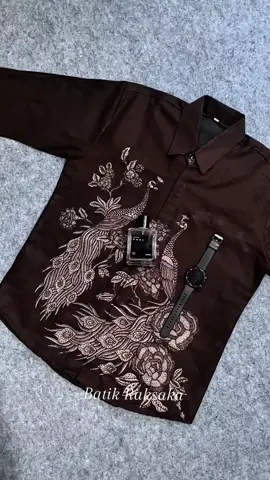 Kualitas juara. Cuma di sini. Batik katun tebal! 💯 Batik Pria Premium Coklat Mahogany. #BatikIndonesia #OOTDBatik #KemejaBatikPria #MahoganyStyle 