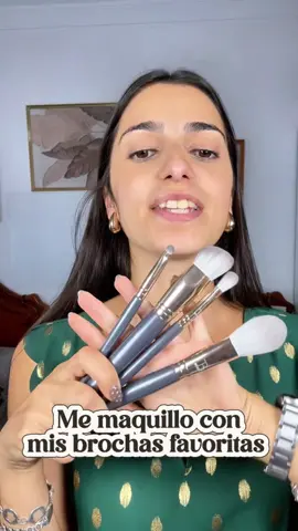 ✨ Un set de brochas que lo tiene TODO ✨ Incluye brocha para polvos, una específica para productos en crema, brocha para sombras de ojos y otra para detalles súper precisos. Textura suave, acabado profesional y sin dejar líneas ni parches — perfectas para conseguir un maquillaje limpio, pulido y con efecto piel. Si buscas tener un resultado de estudio desde casa… este set es justo lo que necesitas. #MakeupEssentials #BrochasProfesionales #BeautyLovers #MaquillajePerfecto #MakeupTools @INDUSTRIAL BEAUTY 
