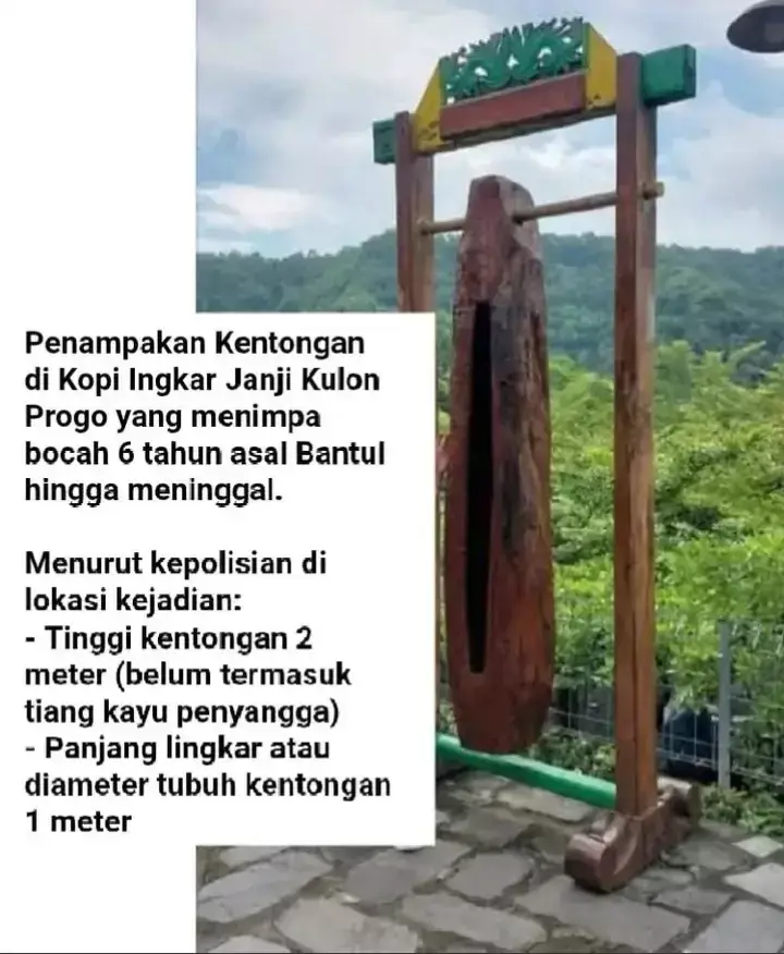 Penampakan Kentongan Kopi Ingkar Janji Kulon Progo Suasana sore di Kopi Ingkar Janji, sebuah kafe wisata yang biasanya penuh tawa berubah jadi duka mendalam. Seorang bocah perempuan berusia 6 tahun tertimpa kentongan kayu besar saat bermain di area depan joglo utama. Menurut keterangan polisi, kentongan itu terbuat dari kayu dengan tiang penyangga kayu setinggi sekitar 2 meter dan lingkar 1 meter. Saat diayun-ayun, kentongan tiba-tiba roboh dan menimpa korban. Korban sempat dilarikan ke RS PKU Muhammadiyah Nanggulan, namun nyawanya tak tertolong. Kini, keluarga tengah bersiap memakamkan sang buah hati di Sewon, Bantul, Senin siang ini. Doa terbaik untuk almarhumah kecil, semoga tenang di sisi-Nya. 🕊️ 📍 Kopi Ingkar Janji, Girimulyo, Kulon Progo 🕯️ Minggu, 19 Oktober 2025 #KopiIngkarJanji #KulonProgo #BeritaDuka #Bantul #DukaKentongan