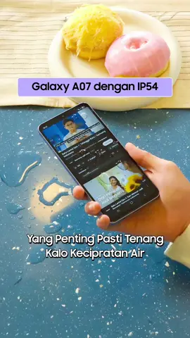 HAPE kena cipratan air, tapi tetap chill?!🤯💦 It’s possible with #GalaxyA07 ! Karena ada fitur IP54 yang kasih proteksi dari cipratan air atau debu. No worries, #YangPentingPasti aman dan tenang, bisa lanjut scrolling lagi😉🤳🏻 Mau juga jadi #YangPentingPasti squad? Absen di kolom komen!👇