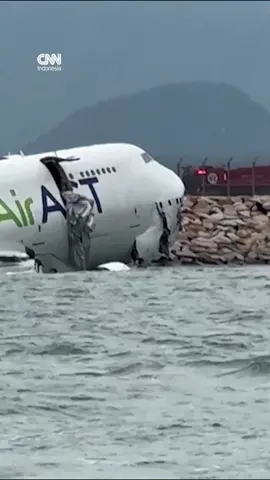 news Sebuah pesawat kargo tergelincir dari landasan pacu ketika mencoba mendarat di Bandara Internasional Hong Kong hingga jatuh ke laut pada Senin (20/10) dini hari waktu setempat.⁣ ⁣ Departemen Penerbangan Sipil Hong Kong (CAD) melaporkan dua orang tewas imbas insiden ini.⁣ ⁣ Sejumlah foto yang beredar di media sosial menunjukkan pesawat tersebut sebagian tenggelam di perairan dengan bagian ekor yang tampak patah.⁣ ⁣ Polisi menyebut dua korban tewas merupakan petugas darat bandara. ⁣ ⁣ Keduanya tewas setelah kendaraan yang mereka tumpangi di area landasan ikut jatuh ke laut saat pesawat keluar dari jalurnya.⁣ ⁣ (📽️ oleh Reuters)⁣ #cnnindonesia #cnnindonesiacom #hongkong