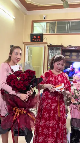 Chúc mừng sinh nhật Bà Ngoại Yêu❤️ Khui seal 17promax cùng bà ngoại xinh đẹp..Quà sinh nhật của cậu mợ tặng ngoại.. Nhà con có bán kakaa #nguyenhuynhnhu #xuhuong