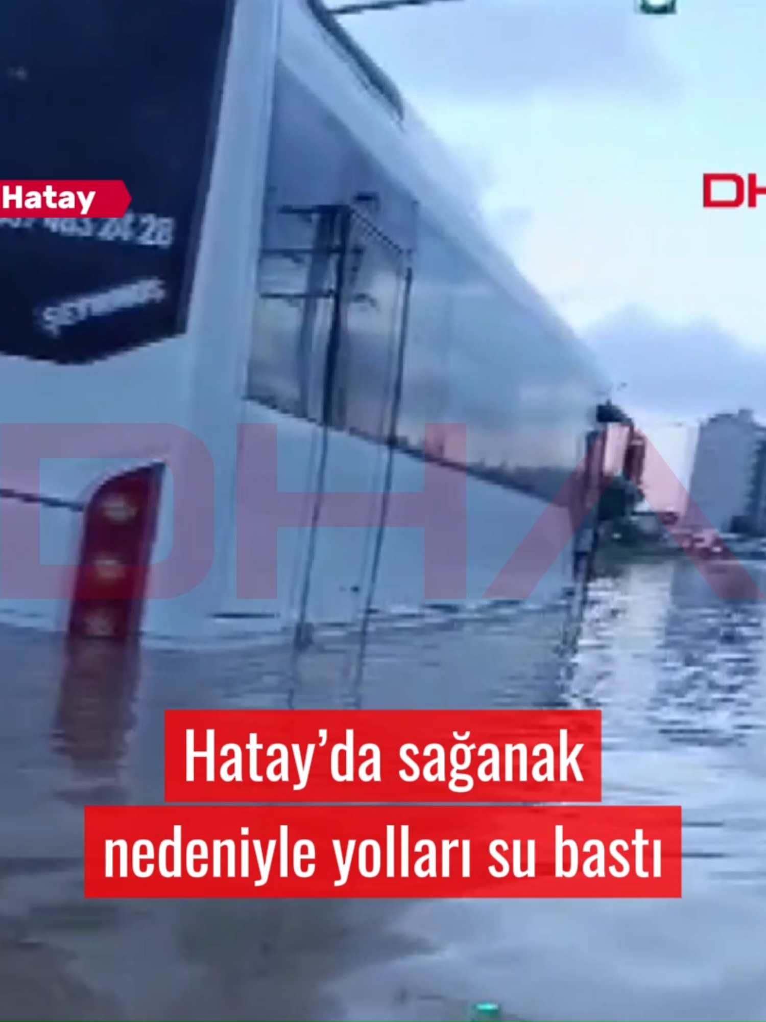 Hatay’da sağanak nedeniyle otoyol çöktü, yolları su bastı, denizde hortum çıktı Hatay’ın Payas ilçesinde sağanak sonrası yaşanan sel nedeniyle çok sayıda ev ve iş yerini su bastı. Trafikteki bazı araçlar su içinde kaldı. Toprakkale-İskenderun Otoyolu'nda oluşan heyelan nedeniyle yol çöktü. İskenderun ilçesinde ise açıklarda hortum oluştu. Alican GÜMÜŞ-Ufuk AKTUĞ/PAYAS-İSKENDERUN (Hatay), (DHA) #DHA #haber #sağanak #yağış #hortum #yollarısubastı #araçlarmahsurkaldı #subaskını #yolçöktü #İskenderun #Hatay