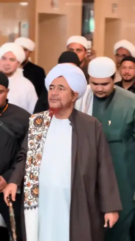 Masyaallah sungguh ada ketenangan dalam memandang beliau  #habibumarbinhafidz #majelissholawat #cintaahlulbait #fyppppppppppppppppppppppp 