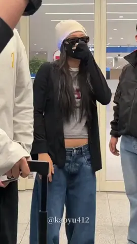 plis lucu bgt mbaknya😅 #blink #jennie #icnairport #style #BLACKPINK_DEADLINE 