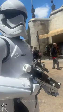 Funny Star Wars park✨✨🤣#foryou #fyp #usa #usa🇺🇸 #funny #funnyvideos #disney #disneyworld #disneyland #starwars #stormtrooper 
