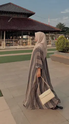 Miranda Navy 😍 Memiliki Looks superrrr simpleee tapi terkesan mewahhh dan juga elegantt polll 😍✨ Buruann dichekout sebelum kehabisannn ‼️🔥#kaftan #kaftanviral #dasterviral 