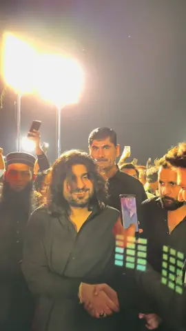 چئیرمین النور گروپ و ڈائریکٹر ائیرسیال  مہر محمد اشرف سیال اپنے چھوٹے بھائی مہر اسد سیال کی شادی میں سنگر ذیشان روکھڑی کا استقبال کرتے ہوئے #maharashrafsial #siyalhouse #ذیشان_خان_روکھڑی #wedding #maharasadsial 