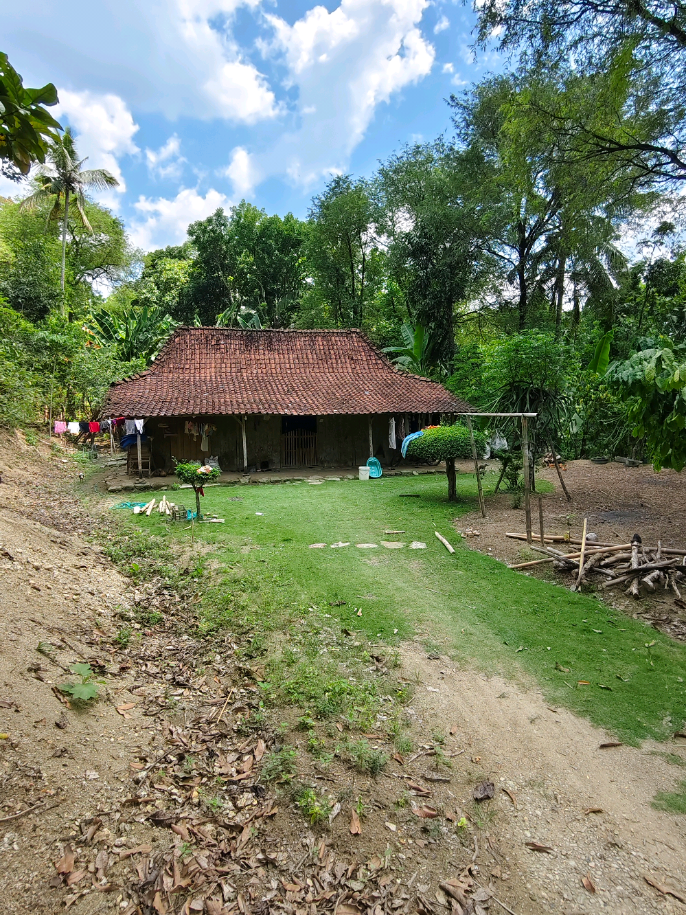 Lihatlah suasana kampung ini bikin kangen jaman dulu, semua masih alami terjaga keasliannya #suasanadikampung #rindukampung #kampunghalaman #jadul #nostalgia90an 