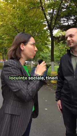 Într-un oraș în care prețurile locuințelor depășesc de multe ori 70.000 de euro, tinerii și familiile cu venituri mici rămân fără alternative reale. Avem în București peste 20.000 cereri de locuințe cu dosare complete deja depuse. Viziunea pentru un București pentru toți este aceea de avea cât mai multă locuire publică. De ani de zile, administrația Capitalei nu a mai construit locuințe pentru tineri și locuințe sociale. De asemenea, locuințele de necesitate se vede, din păcate, cât de necesare sunt chiar zilele acestea. Această ineficiență trebuie să se încheie. Planul este clar: reformarea de la zero a Administrației Fondului Imobiliar, cumpărarea locuințelor și de pe piață, desființarea și radierea companiei municipale actuale și crearea unei structuri unice, funcționale. Un pas esențial va fi implementarea unei platforme digitale prin care cetățenii să poată aplica direct online pentru locuințe sociale, fără birocrație și fără intermediari. În paralel, obiectivul pe termen mediu este construirea a cel puțin 5.000 de locuințe pentru tineri, de necesitate și sociale în următorii opt ani, oferind o alternativă reală la piața controlată de dezvoltatori. Pentru ca Bucureștiul să devină din nou un oraș accesibil, avem nevoie de voință politică, transparență și o administrație care chiar construiește locuințe, nu doar vorbește despre asta. @Mișcarea SENS  #anaciceala #anapentruprimărie #sens #cusens #bucuresti 
